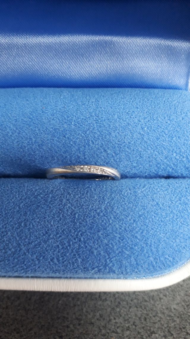 少しカーブがあるデザインで、小さなダイヤモンドあり。