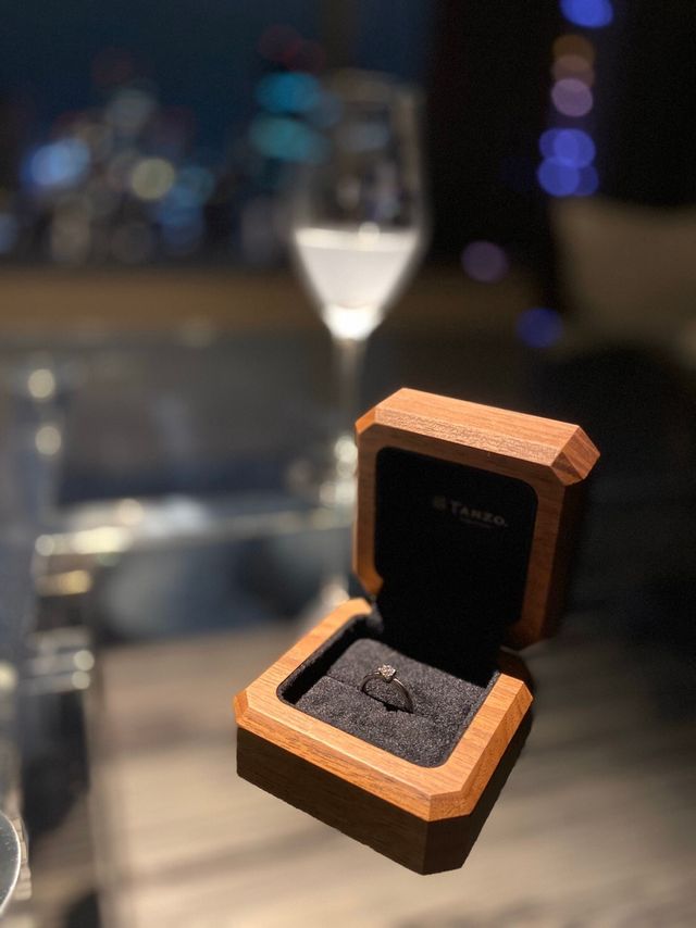 ダイヤモンドの指輪です。
箱はクルミの木でつくられています。