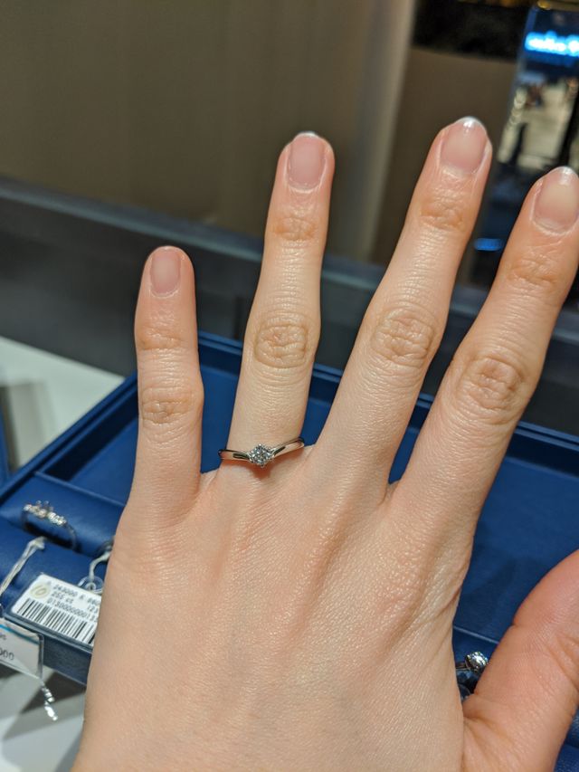 V字で指が細く見えるデザイン。