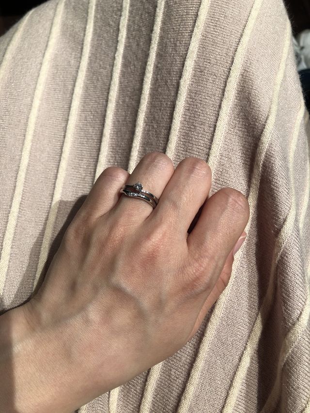 ウェーブしたデザインでダイヤがさりげなく入っています。