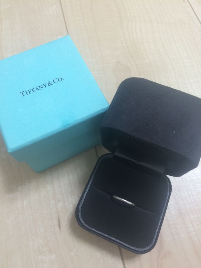指輪のケースとティファニーのBOXです
