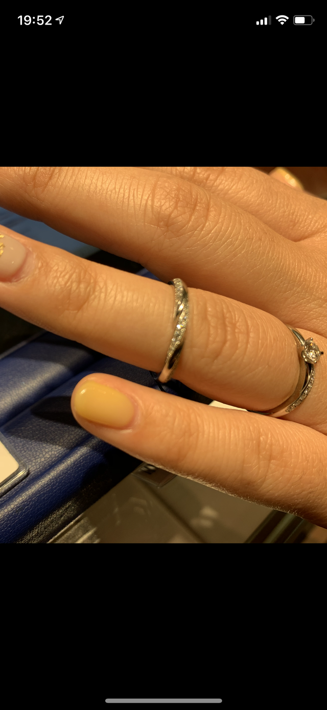 婚約指輪と合わせても可愛くつけられるデザインでした。