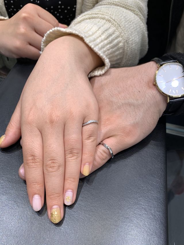 ペアのデザインではなくお互いが気に入ったものを付けました。