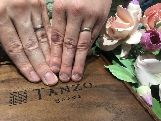 左: 夫 プラチナ、右: 妻 シャンパンゴールド