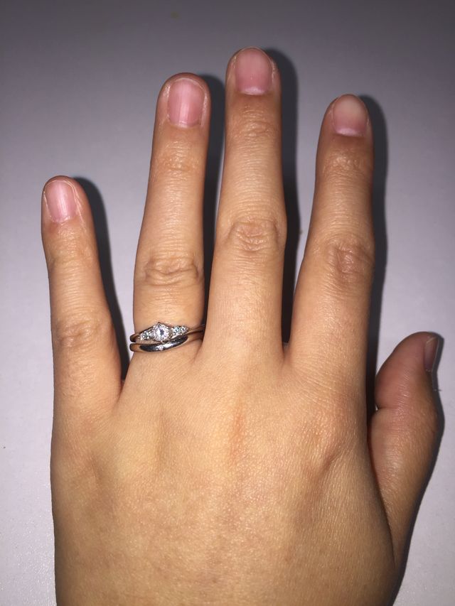 結婚指輪のUラインと同じラインで婚約指輪が重なります。