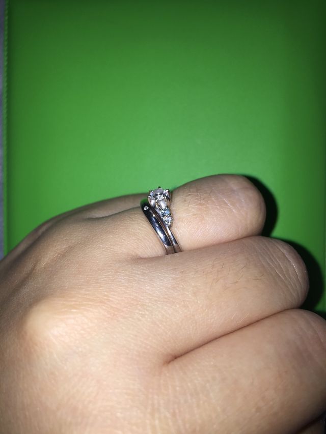 小さめのダイヤと立て爪なので引っかかりがあまりありません。