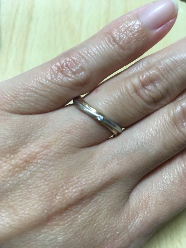 小さなダイヤが入っていて、プラチナとゴールドが重なり合う