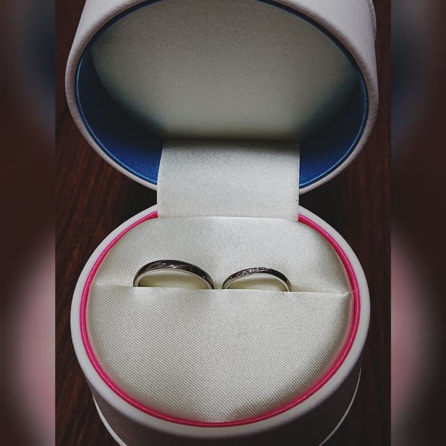 こちらは結婚指輪
左が男性、右が女性ものになります