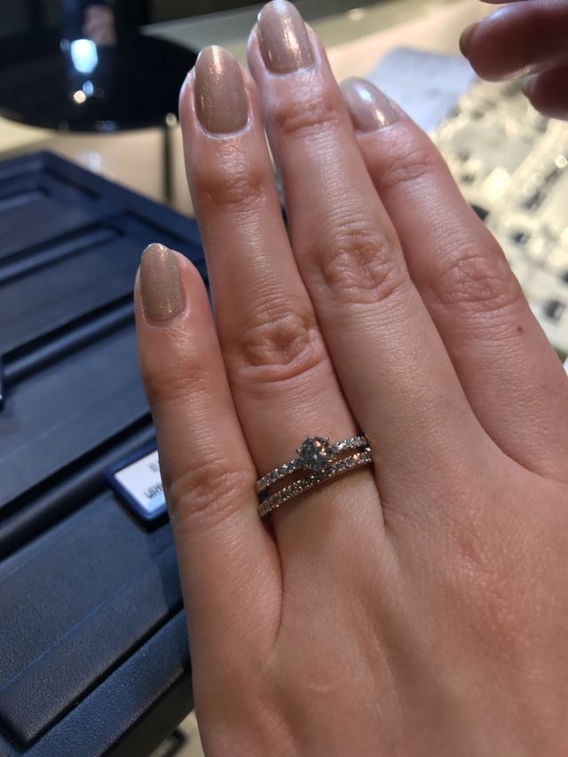 ハーフエタニティタイプの婚約指輪