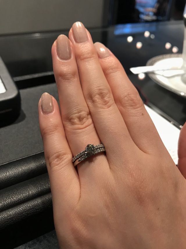 セットのエタニティリングとともに。