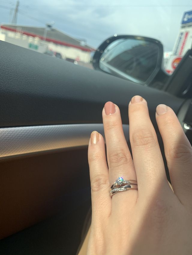 エクセルコの結婚指輪と重ねたときのデザインがお気に入りです。