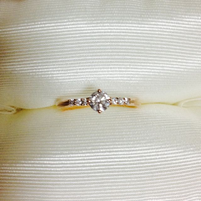 素材K18PG、メイン0.3ct、脇に左右3石ずつ