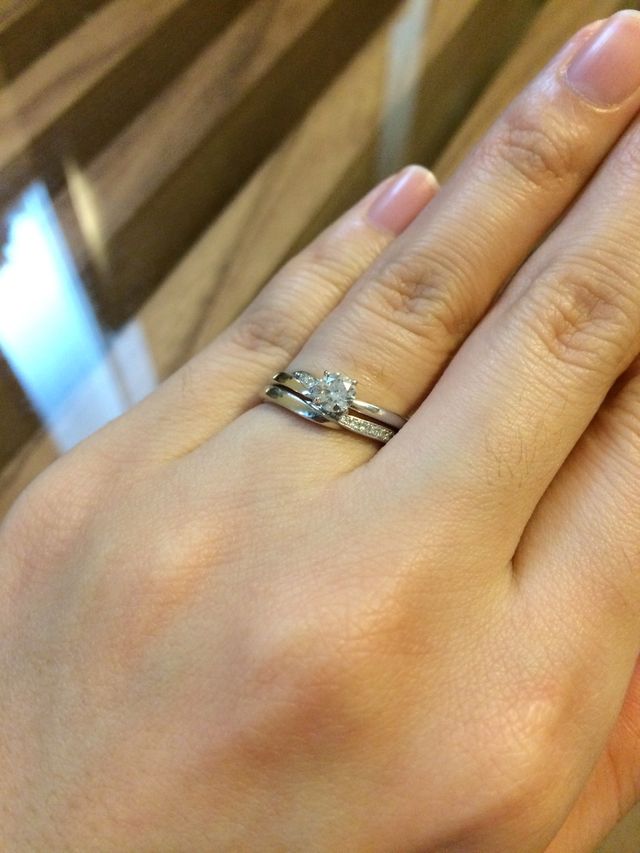 一緒に付けると一つの指輪になるデザインになっています。