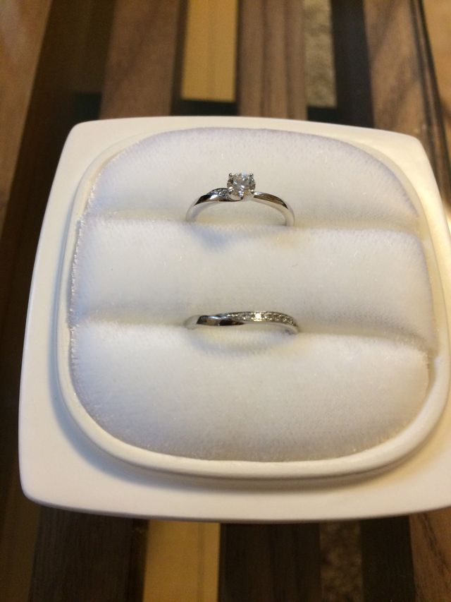 婚約指輪と結婚指輪です。