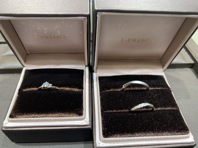 結婚指輪にもダイヤつきで、彼の指輪はマット加工をしています。