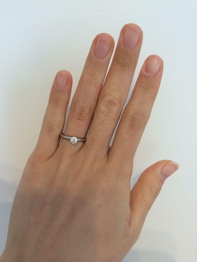 婚約指輪をしている写真です。