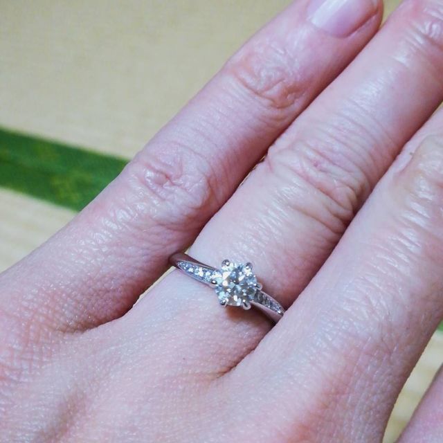 婚約指輪です。ダイヤモンドは一番いい品質のやつです。