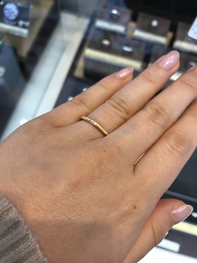 バケット型のダイヤと木目のようなデザインです。