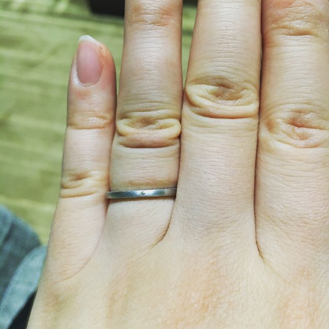 真ん中にダイヤが埋め込まれています！