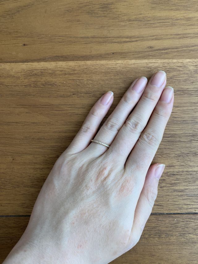 ハーフエタニティの華奢なデザインです