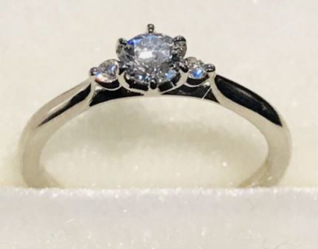 ダイヤモンドが目立つデザイン