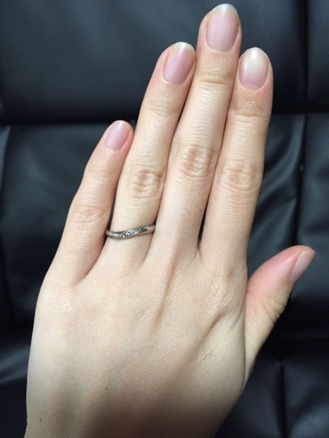 ダイヤが右斜め上に入っていて、指を長く見せる効果があるとか。