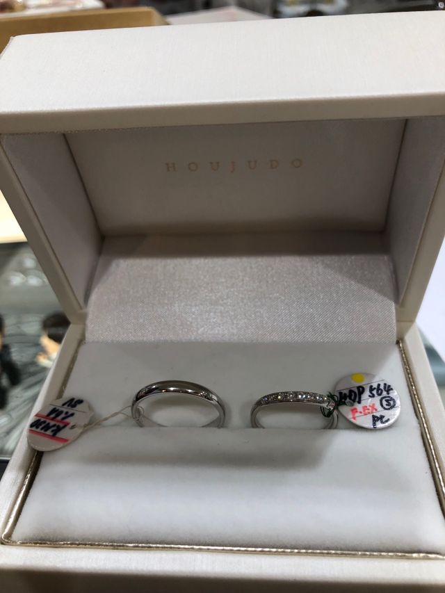 指にフィットしやすく、温かみのある丸い指輪にしました