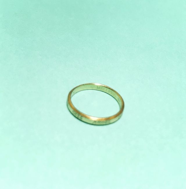 リング全周に文字が彫ってあるデザインが気に入っています。