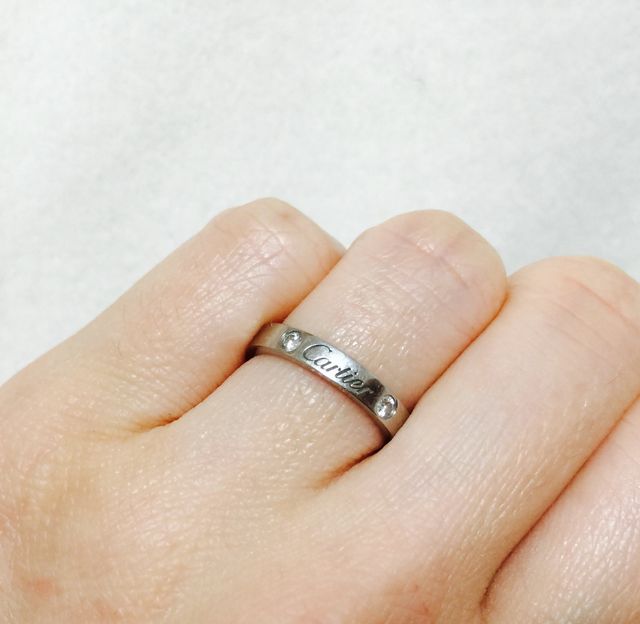 カルティエのロゴと両脇のダイヤがとてもゴージャスです。