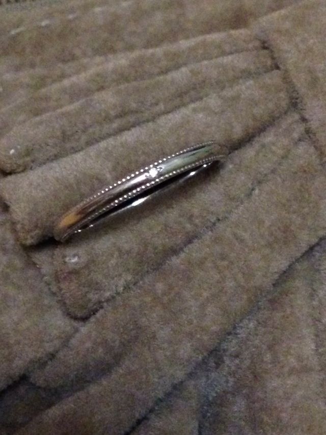 上下に模様が入っています。結婚一周年で中央にダイヤを入れた。