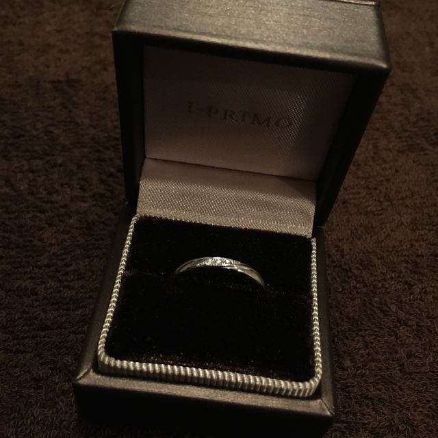 指輪デザインです。
旦那の方は磨りガラス？ラインが斜めに。