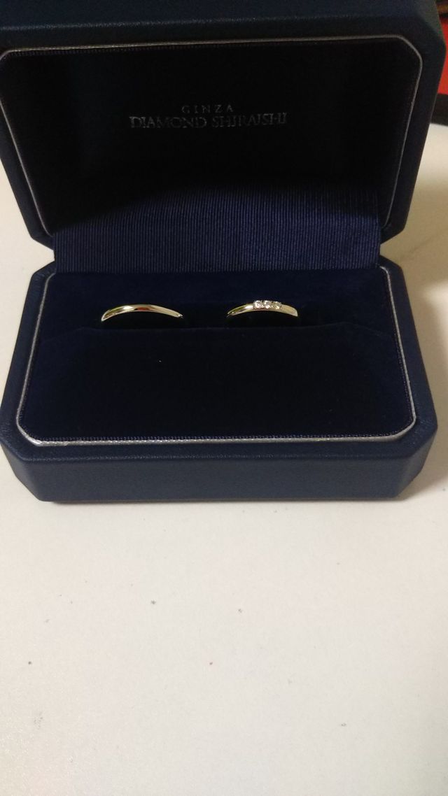 ペアで購入しました。ネイビーのシンプルなケースも素敵です