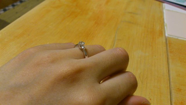 婚約指輪受け取り記念に撮影