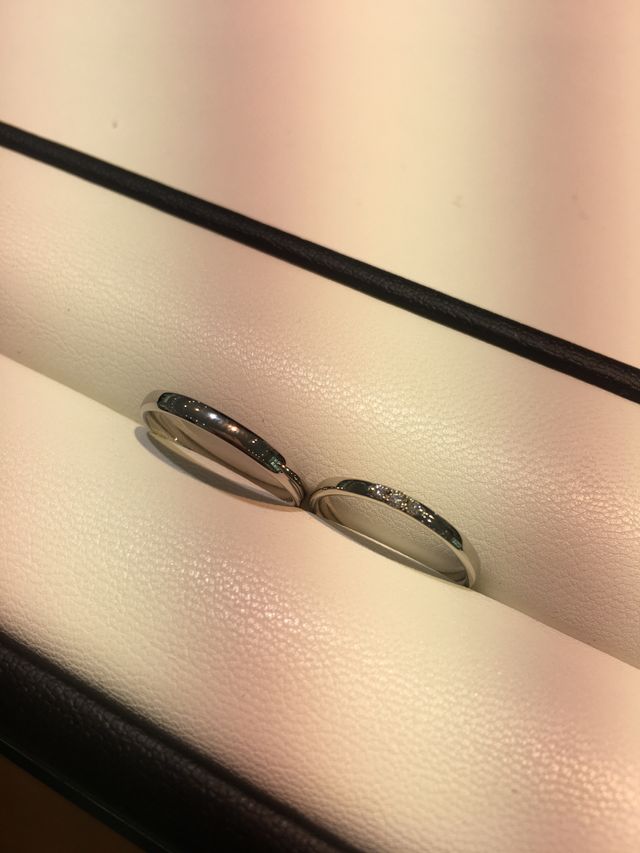 新婦側は中心のダイヤ両脇に小さなダイヤがあり計3つあります。