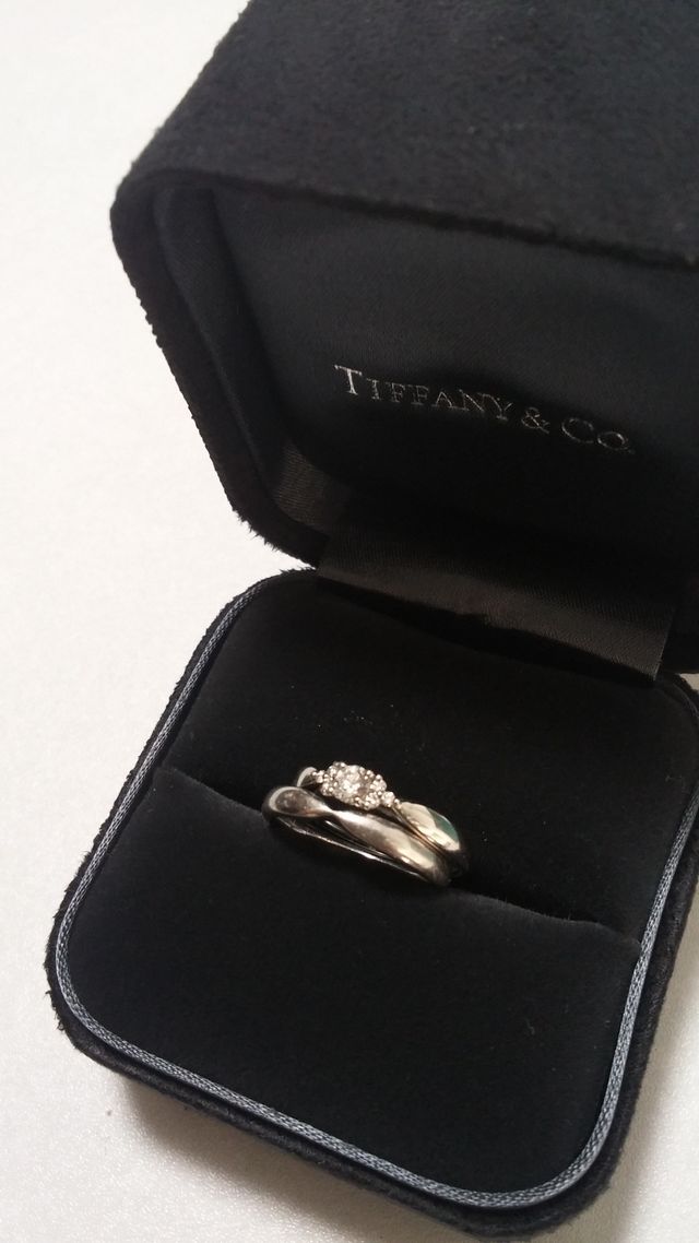 ティファニーの結婚指輪と重ねづけしてもかわいいです