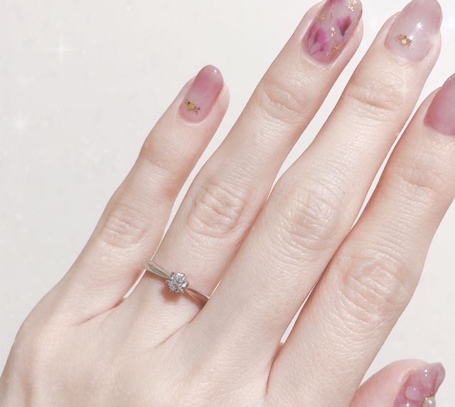 一粒ダイヤ。爪の高さもちょうど良く、見るたびにときめきます♪