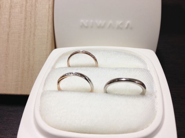 木箱の中に白い陶器、その中に指輪が入っております。