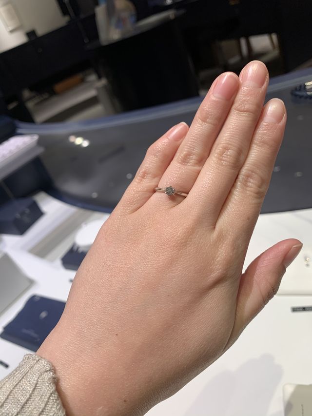手が小さいためカラット数小さくしてもダイヤが目立ってキレイ。