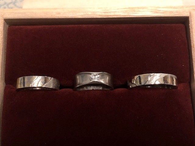 婚約指輪（中央）と結婚指輪（ペア）