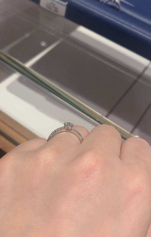 横からみた留め方がとっても繊細でした。