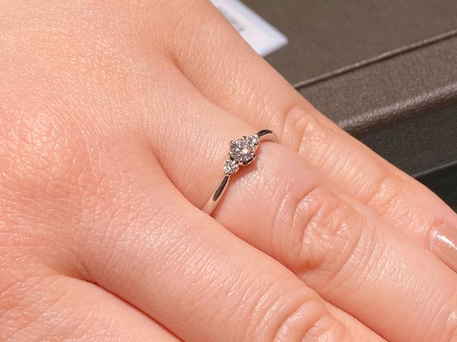 婚約指輪、ヴィオラを試着させていただいたときの写真です。
