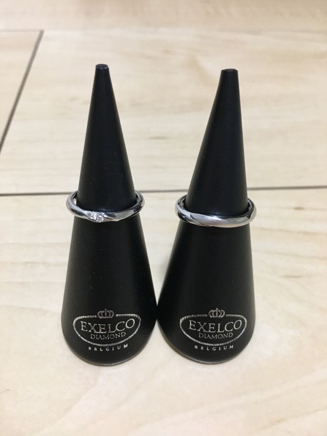 女性用は中央にダイヤモンドが3石でキラリ、男性用はマット加工