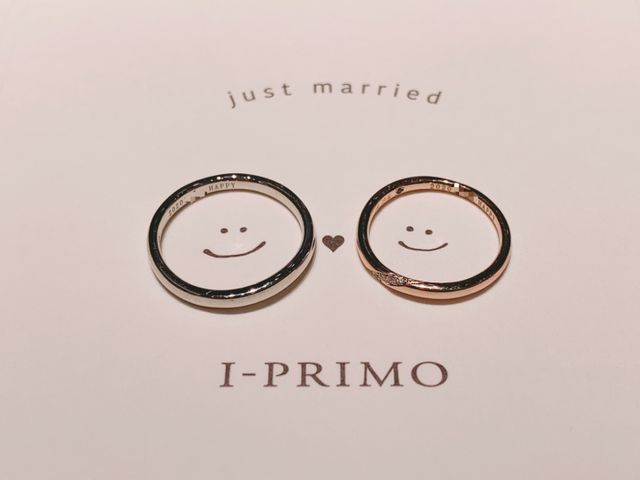 左が男性用、プラチナで、右が女性用、ピンクゴールドです。