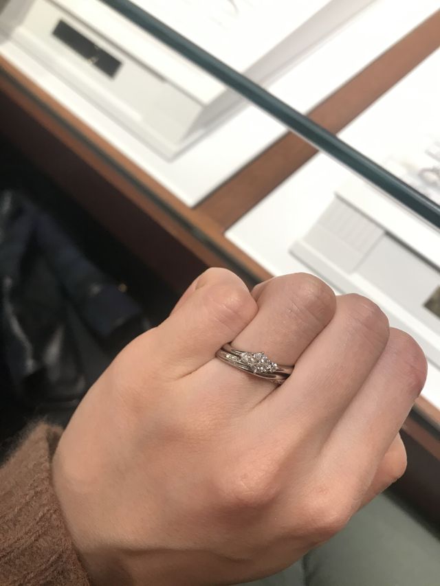 結婚指輪と重ね付けしながら選びました