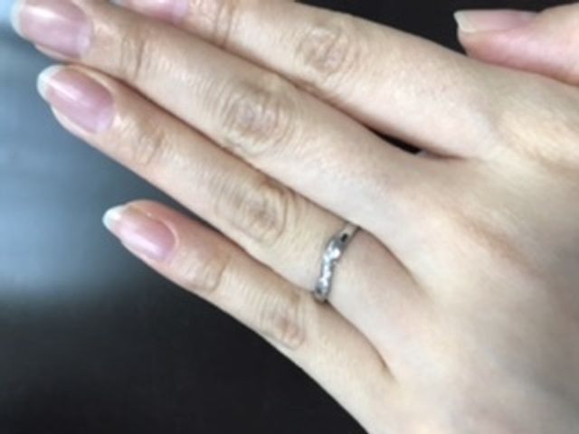 ウェーブのラインが指を綺麗に見せてくれます。