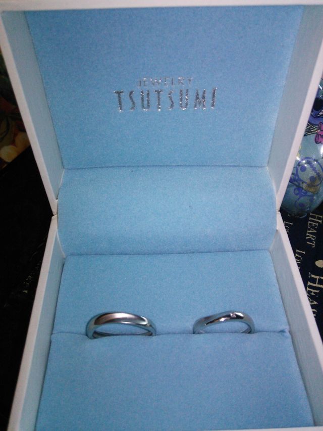 左が男性用、右が女性用で真ん中にダイヤが入っています。