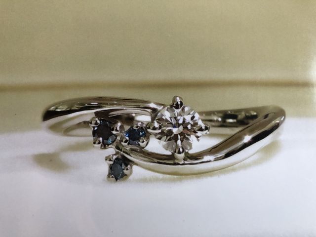 曲線がとても気に入っています、何より青の色味が素敵です。