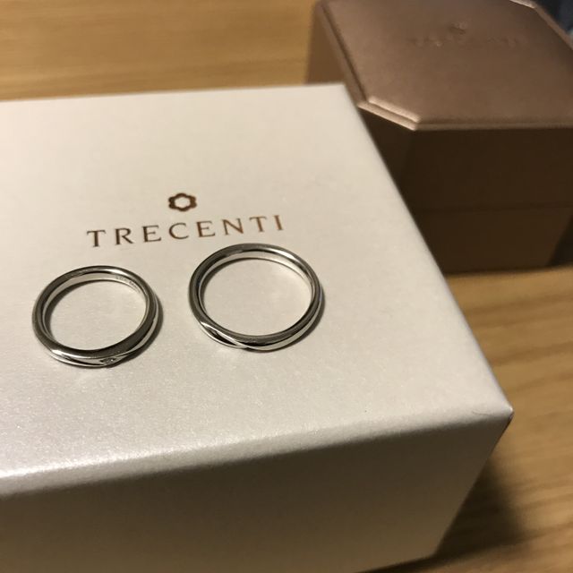 ねじりデザインに女性用にはダイヤが1つ。シンプルで可愛い。