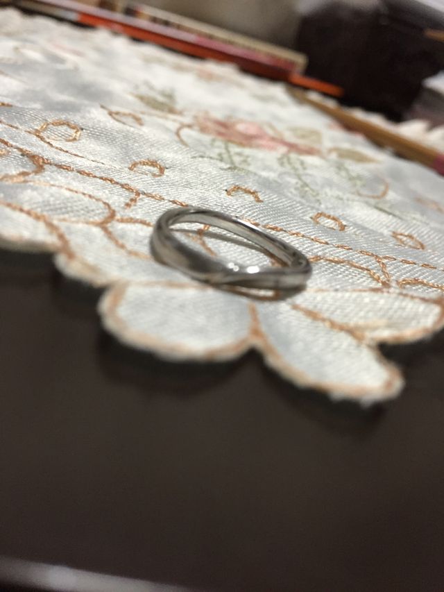 結婚指輪は、家事邪魔にならない華美過ぎないデザインを選別。