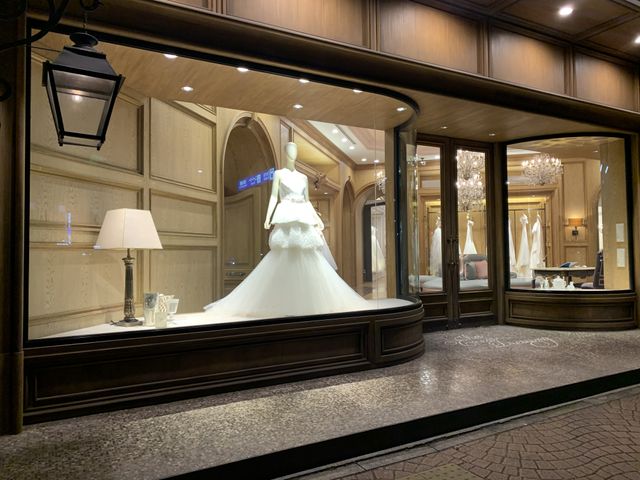 ドレスショップ店内にあります。